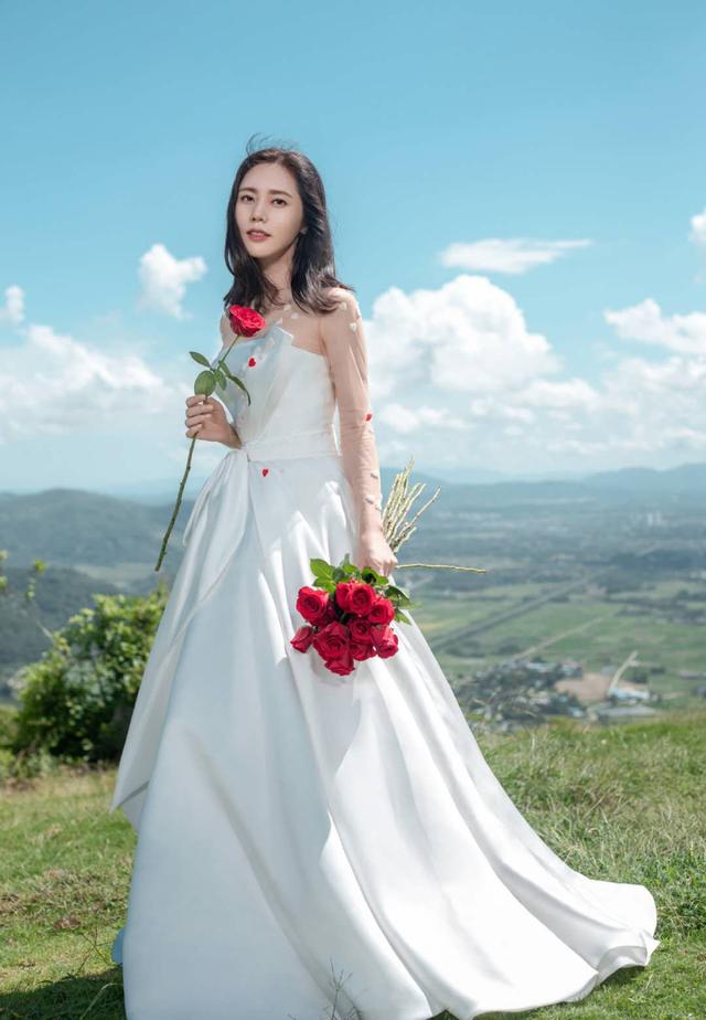 秋瓷炫瘦脱相,换发型清新减龄,筷子夹着小笼包犹犹豫豫不敢真吃