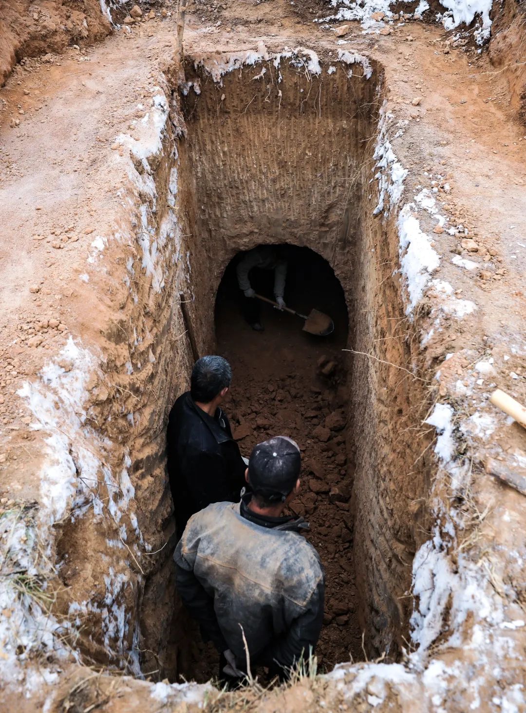 云南德钦发现2处古石棺墓 距今约3000年|云南_新浪新闻