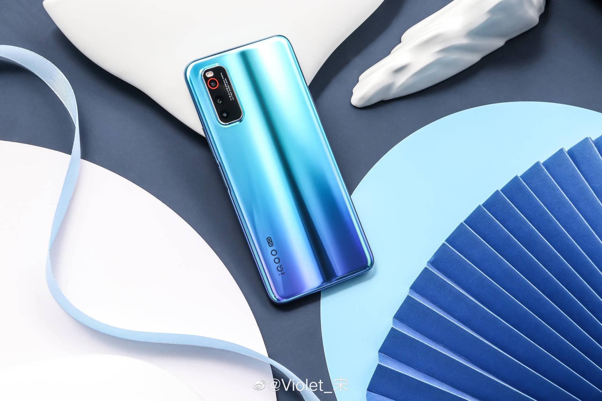 iqooneo3配备了一块657英寸的极点全面屏