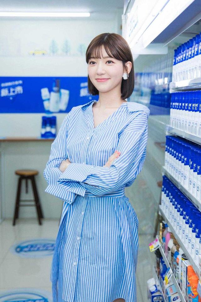 31岁郭雪芙气质全开,波波头配条纹衬衫裙洋气减龄,秒变气质女神