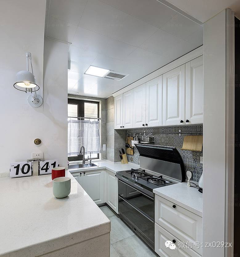 开放式厨房,吧台以及伸缩壁灯,白色模压橱柜,背景彩色艺术瓷砖