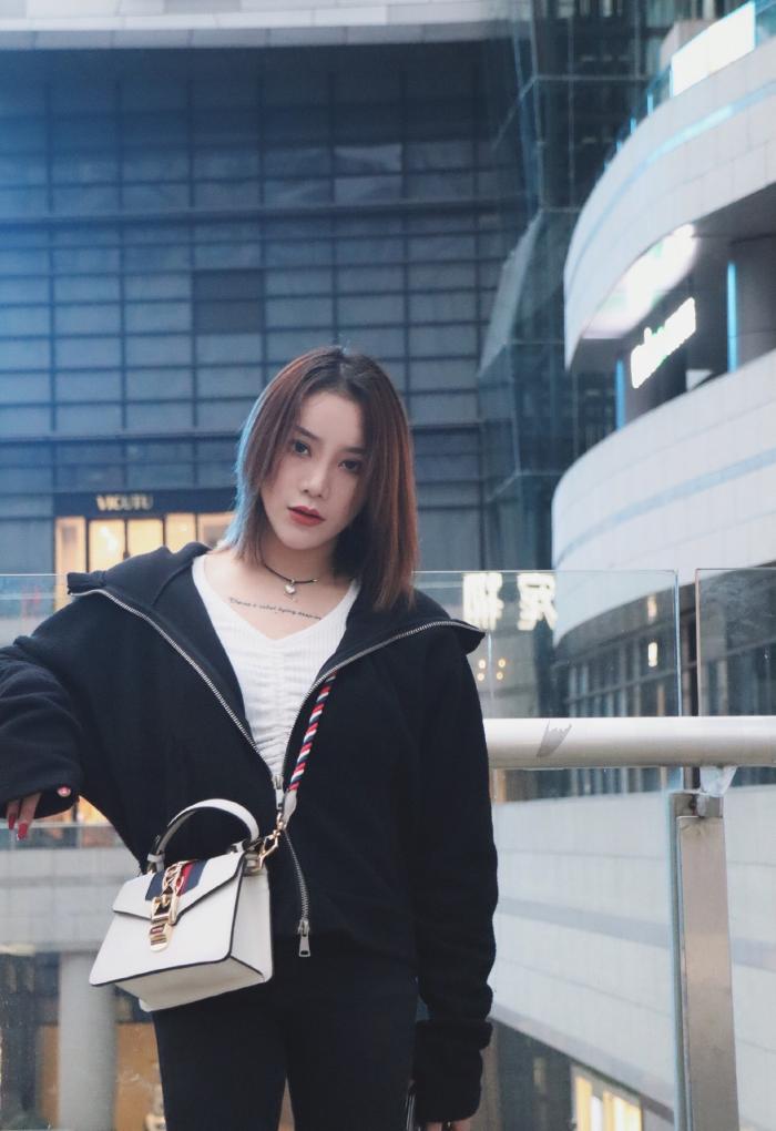 正文       如今姚金男也表示非常喜欢目前的状态,能够在大学里和一群