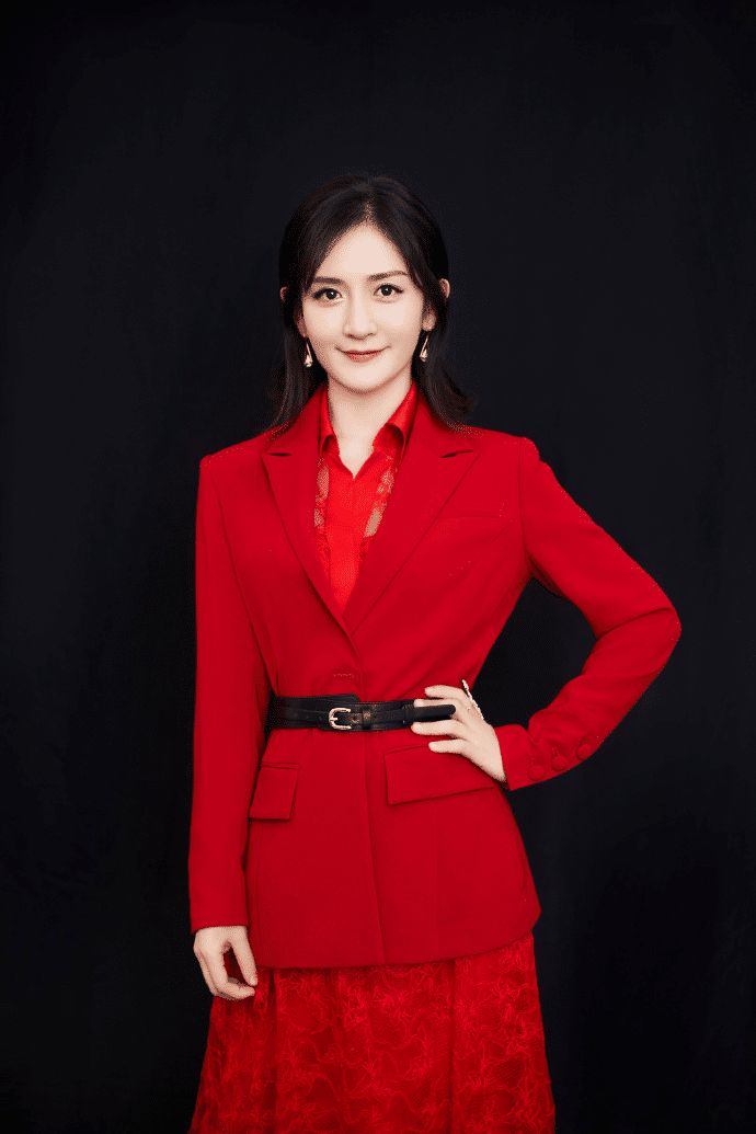 当初谢娜发文宣布要去主持这一季《我要上春晚》的时候,很多网友都