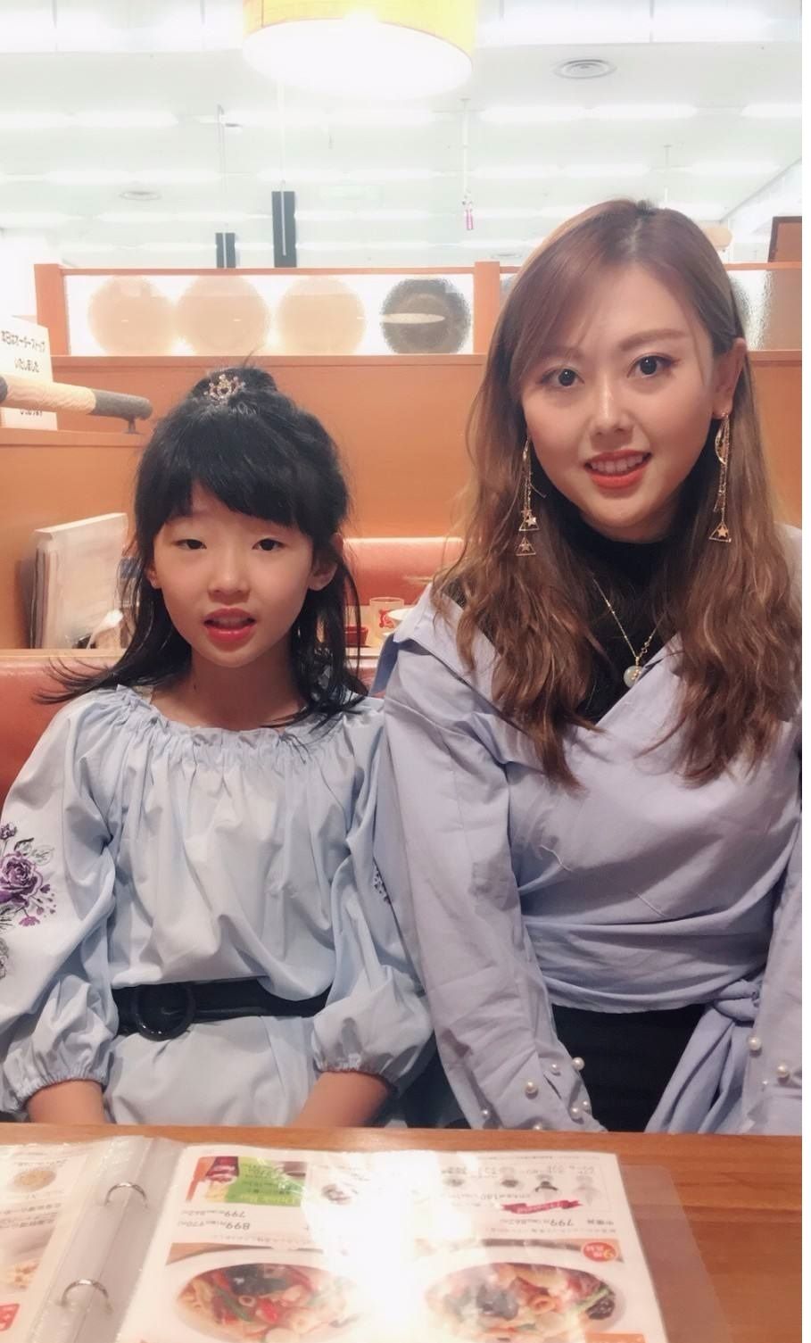 小将张本美和,乒乓天赋卓著,深得日乒教父青睐,教练为中国美女