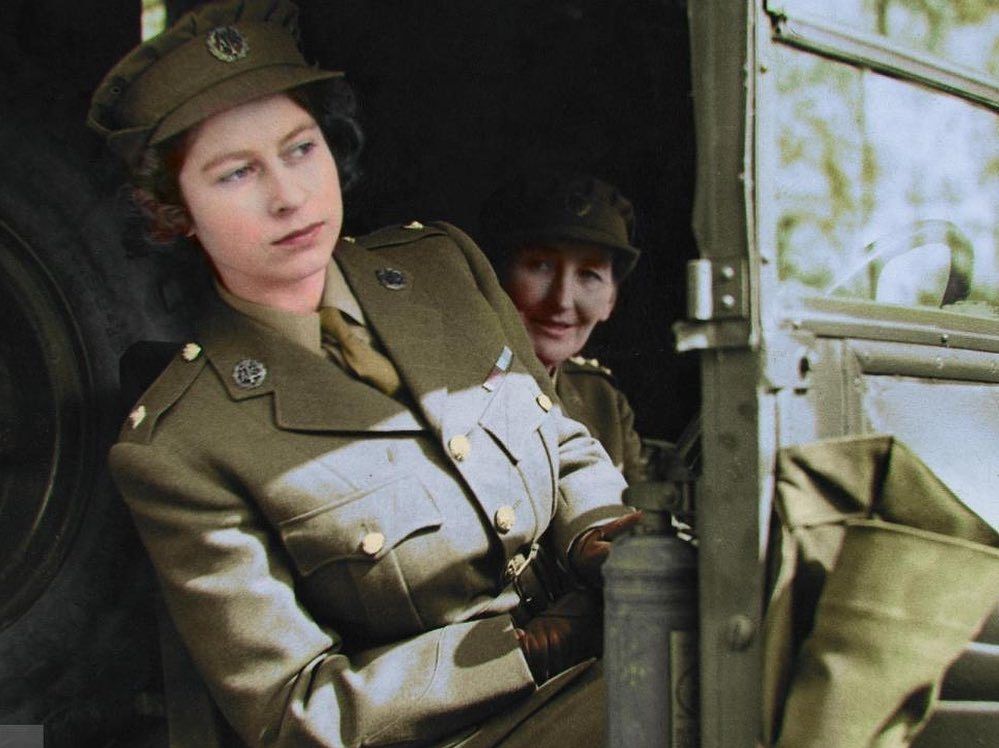 英国女王也曾是娘子军!穿军装配大红唇气质大变样,太帅酷