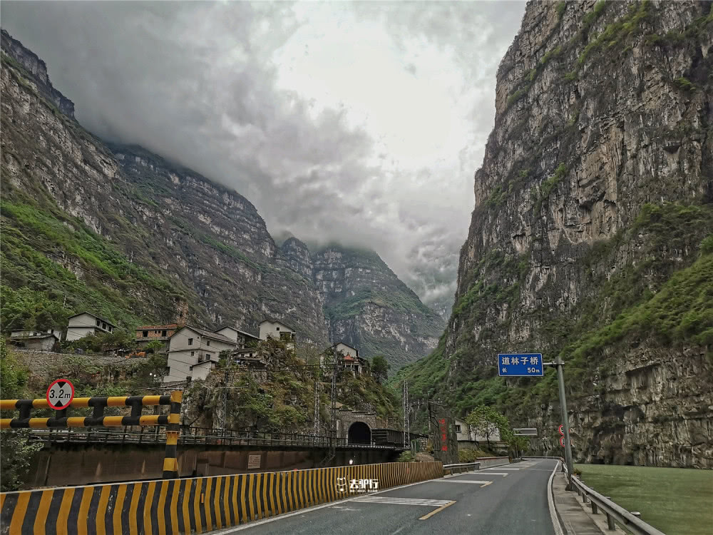 成昆铁路硬是纵穿峡谷群山,经过的隧道无处,而这背后大约是2100人无名