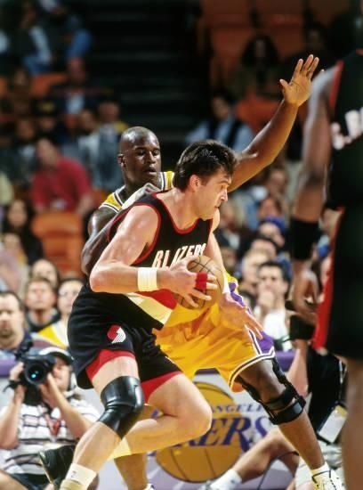 他是姚明的偶像,20世纪传球最出色的中锋-"世界屋脊"萨博尼斯