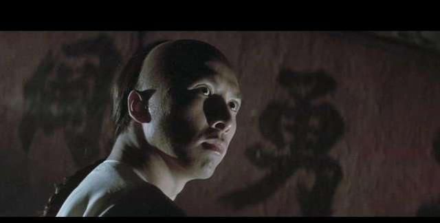 比如在《男儿当自强》中他饰演的纳兰元述跟黄飞鸿棋逢对手,甄子丹跟