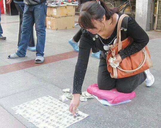 女子当街"下跪乞讨", 一个动作令路人当场气晕