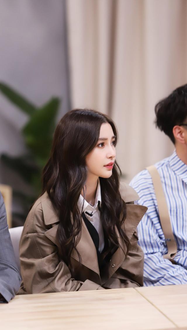 杨颖新综艺中变"神探",穿衬衫皮裙配大翻领风衣,利落帅气