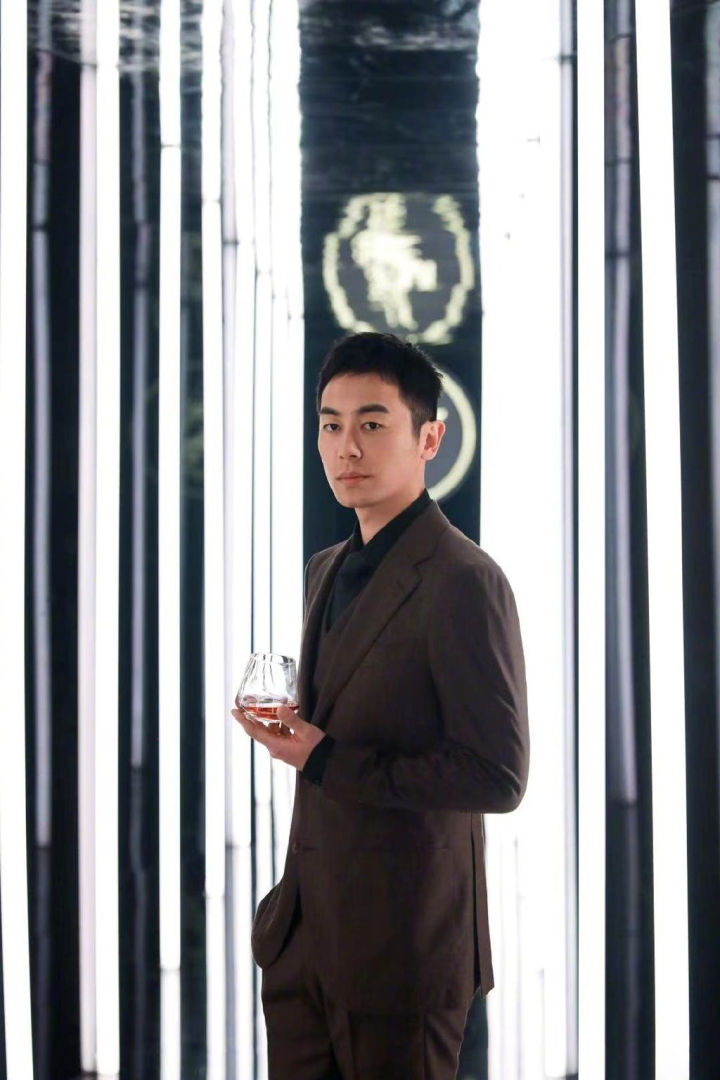 朱亚文的写真大片 黑色高领毛衣搭配西装 尽显儒雅帅气