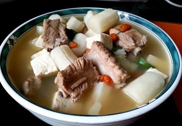 私房菜: 酱爆虾球, 蛤蜊丝瓜豆腐汤, 山药排骨汤, 泡姜辣子鸡