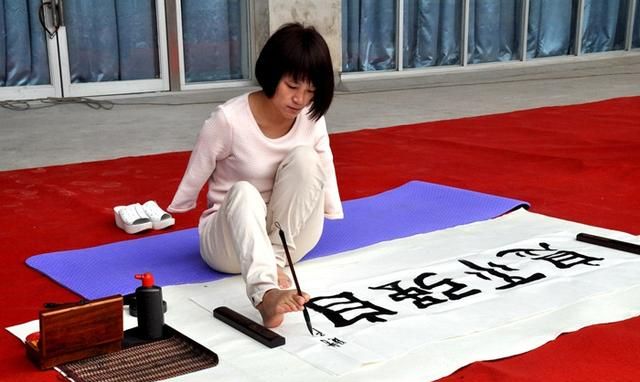 80后残疾女孩,用脚写书法获全国大奖,专家:不是字,是鬼画符|李智华