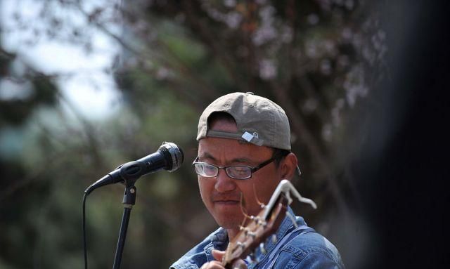 草根歌手街头卖艺10余年 最初4天没有收入