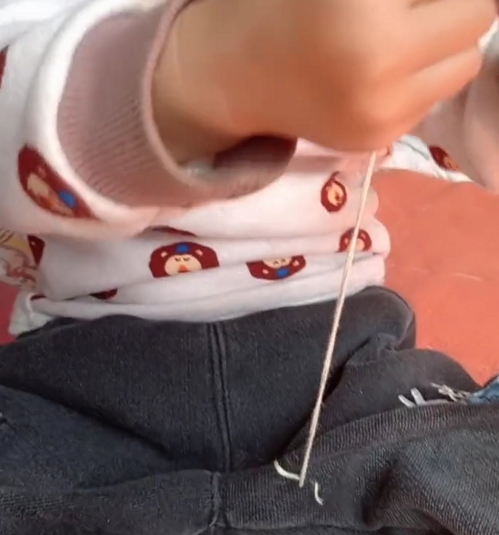 "最会过日子宝宝"为自己缝裤子火了,这怕是要"缝缝补补又三年