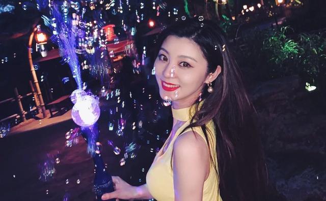 王牌女郎费费真实身份曝光比你美的人比你更加努力