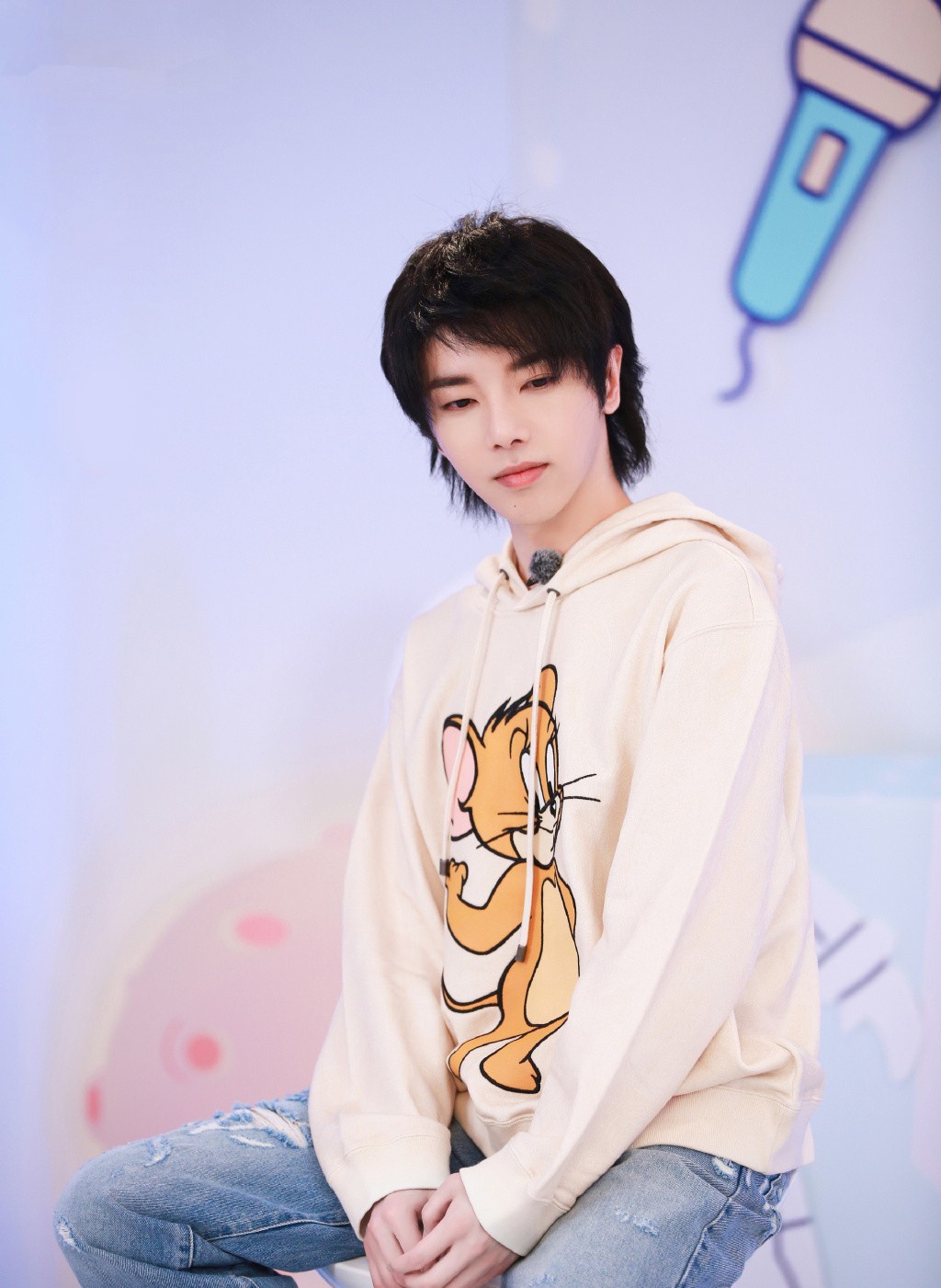 30岁华晨宇长得真精致穿猫和老鼠卫衣配牛仔裤减龄俏皮