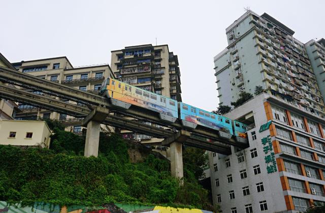 重庆轻轨穿楼而过难道他们都不觉得吵吗听听楼内居民怎么说