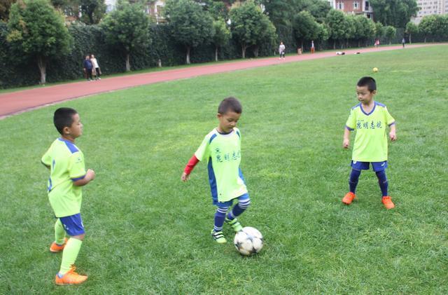 足球抢圈游戏规则 足球训练中有哪些有趣训练内容