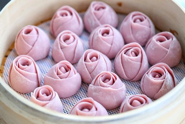 把馒头做成玫瑰花形状,含苞待放,娇艳欲滴,美到不舍得下嘴吃!