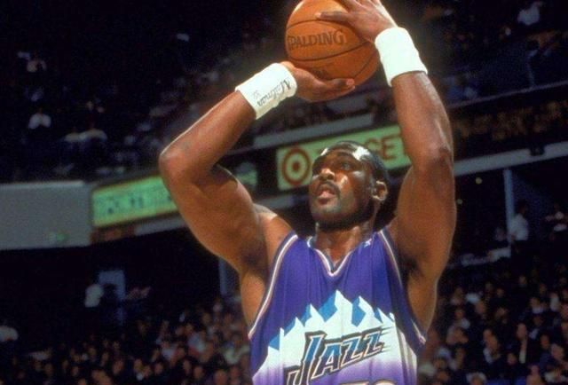 联盟球员中的"卧推王",詹姆斯垫底,榜首无人能敌!