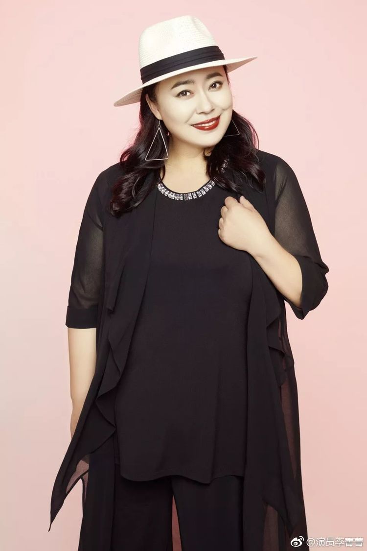 据网友"揭穿李的真面目"在微博中的爆料:李菁菁经历四次婚姻!