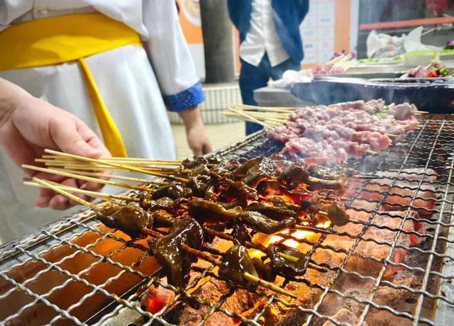 夜市羊肉串真香,烤串师傅建议大家:马上停止吃,假的,我都不吃