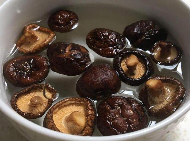 泡发香菇,应该用凉水还是热水?用错了水,营养流失一大半