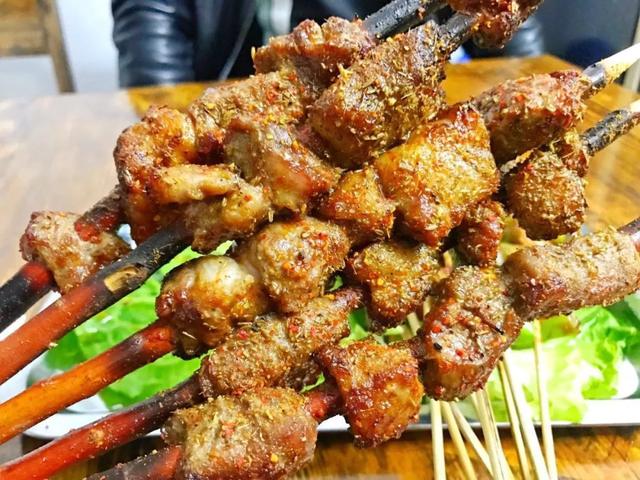 夜市羊肉串真香,烤串师傅建议大家:马上停止吃,假的,我都不吃