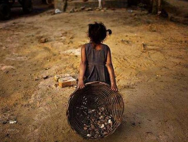 印度儿童的"打工生活",6岁开始干活赚钱,一星期只赚5美元