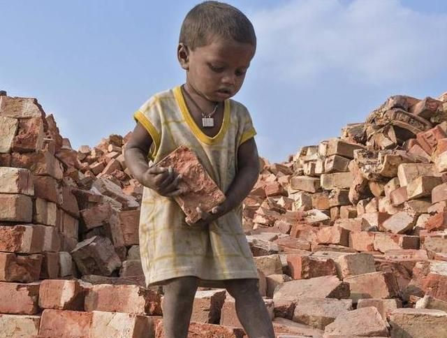 印度儿童的"打工生活",6岁开始干活赚钱,一星期只赚5美元