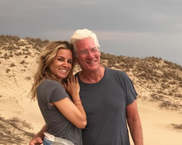 喜获二胎,如今三婚终收获幸福|亚历杭德拉|理查·基尔|娇妻_新浪网