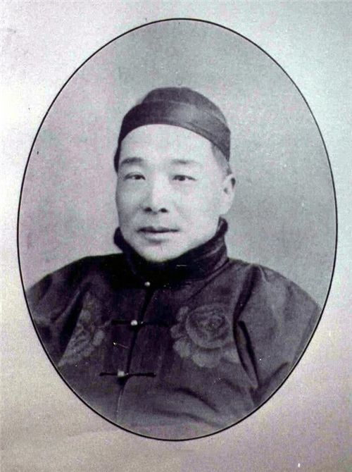 此人借钱从不花全存柜子里到期就还利息多年后攒下亿万家产