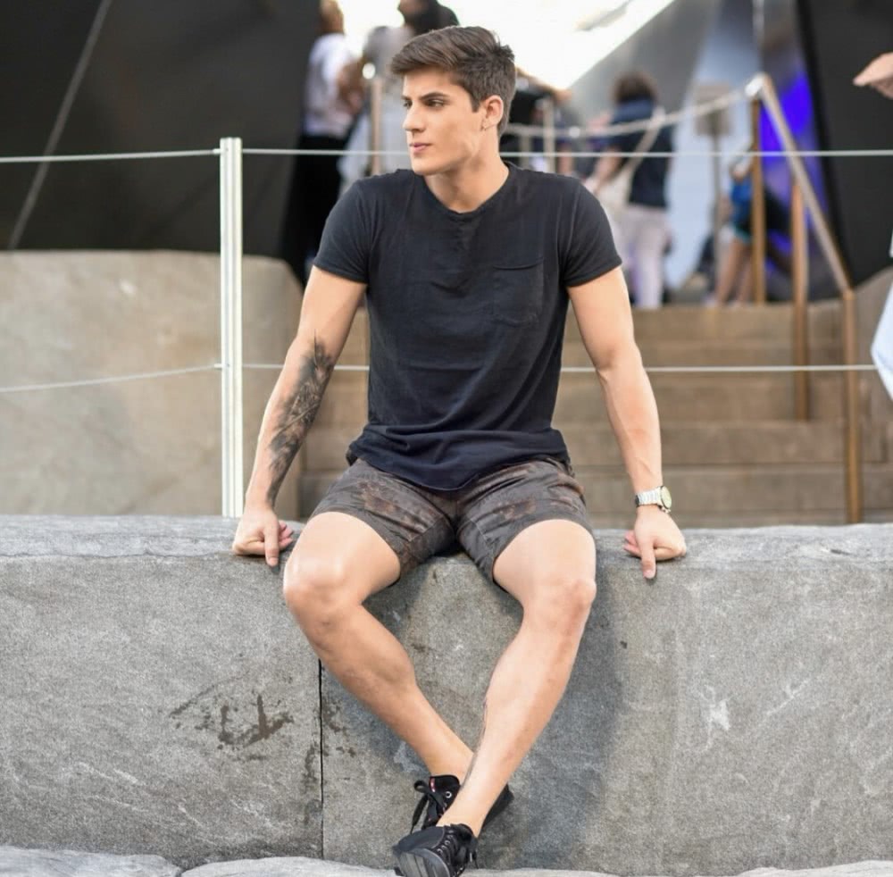 内马尔28岁的生日派对,在这里他认识了内马尔的妈妈nadine goncalves