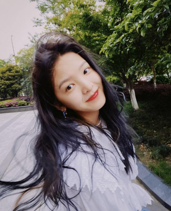 章若楠的"校花脸"真有优越感,笑起来时候,感觉甜的好像掺蜜了