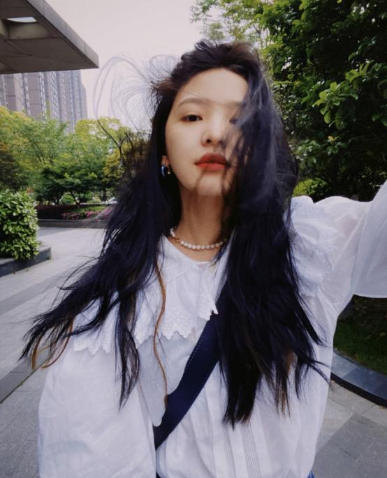 章若楠的"校花脸"真有优越感,笑起来时候,感觉甜的好像掺蜜了