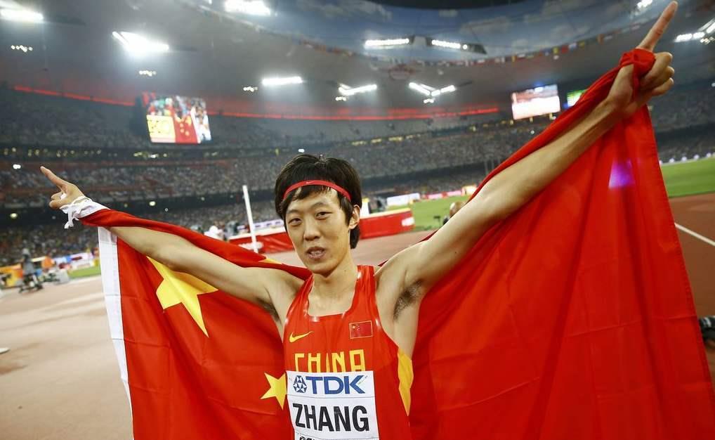 太牛了张国伟用脚扣篮致敬乔丹退役后已彻底疯狂了