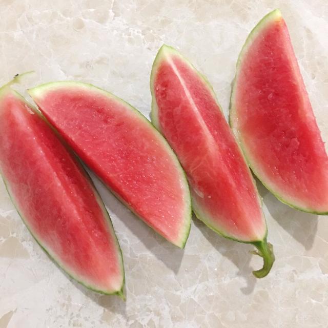 老婆花38元买了一盒"拇指西瓜",本想削皮吃,削着削着"蒙"了