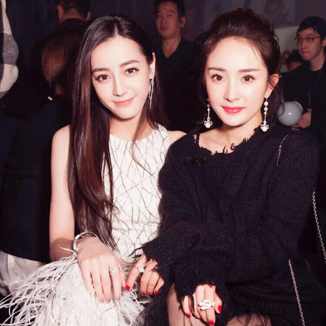 有种"神仙打架"叫和热巴合影,前4张还好,最后1张太绝了