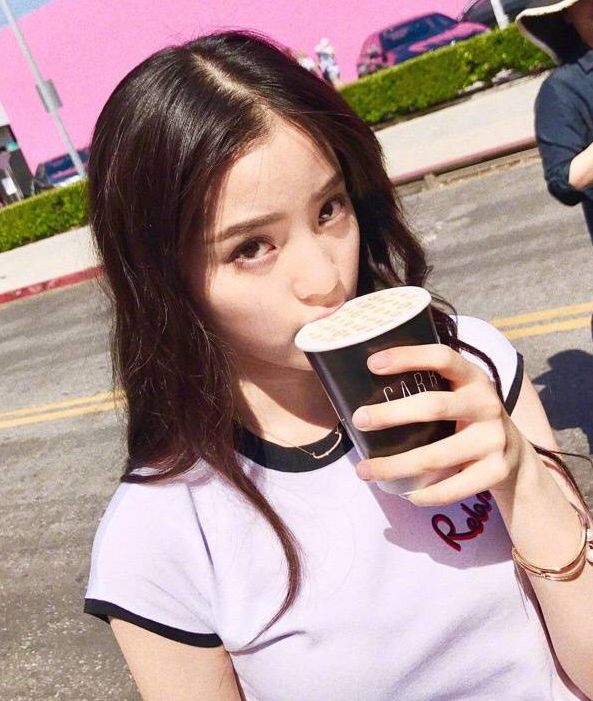 有一种演技叫欧阳娜娜喝奶茶,半天一口都没动,难怪女明星不会胖