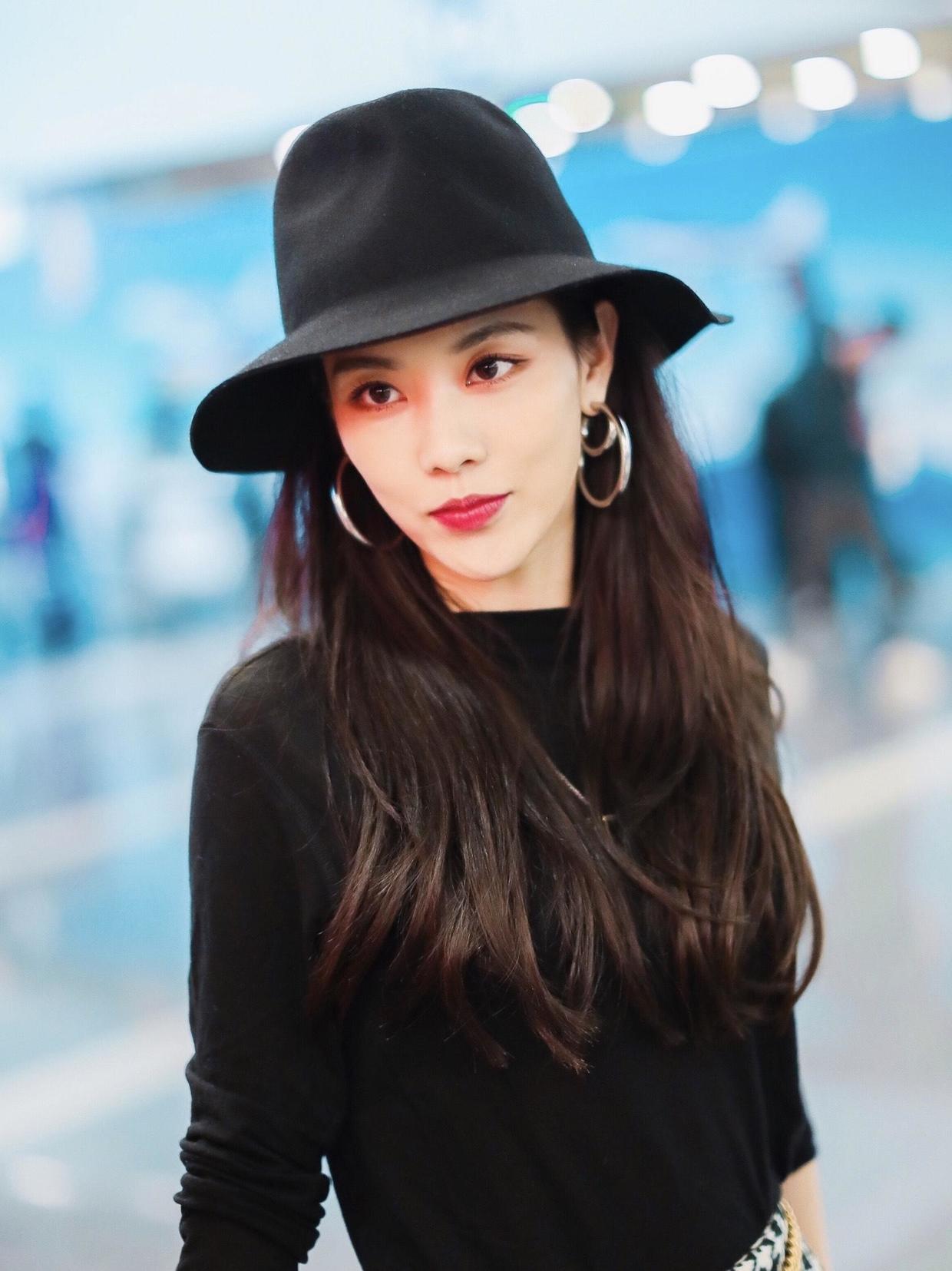 针织衫配格纹半身裙简约高级,优雅大气