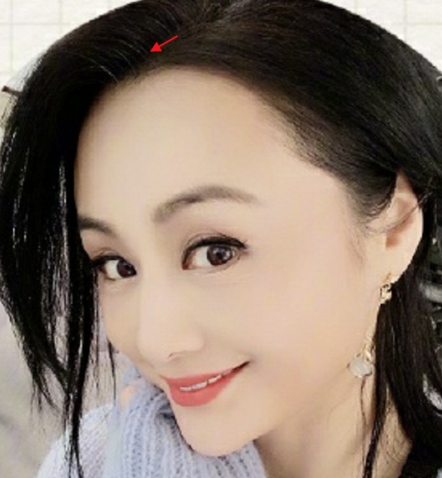 46岁曹颖破洞毛衣配热裤秀漫画腿,头上白发明显依旧自信满满!