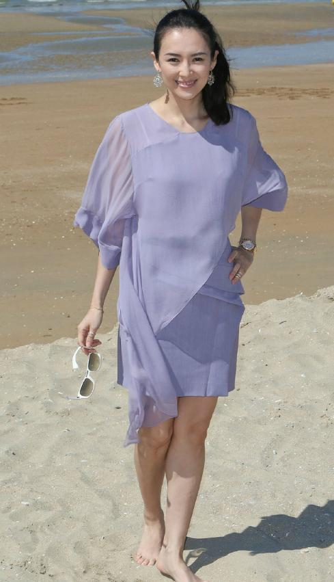 章子怡沙滩照惊艳了穿紫色连衣裙甜美减龄难怪汪峰那么爱她