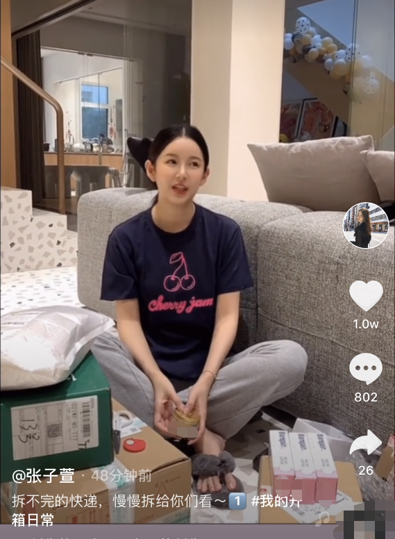 张子萱晒素颜出镜视频,产后胖十几斤脸颊圆润,复式豪宅曝光|张子萱|陈