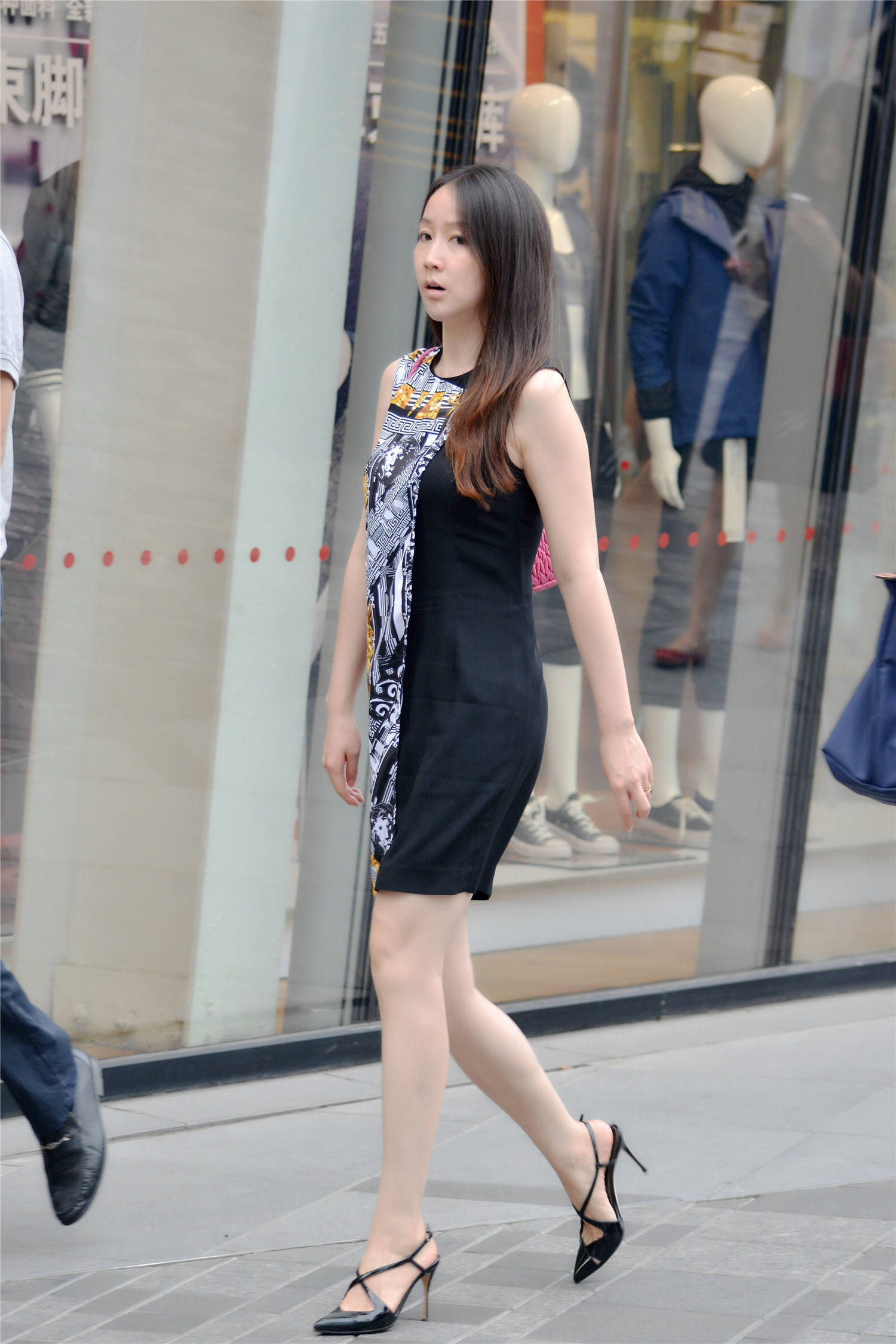 交叉带细高跟凉鞋,搭配拼接色连衣裙,简单服装,衬托时尚气质