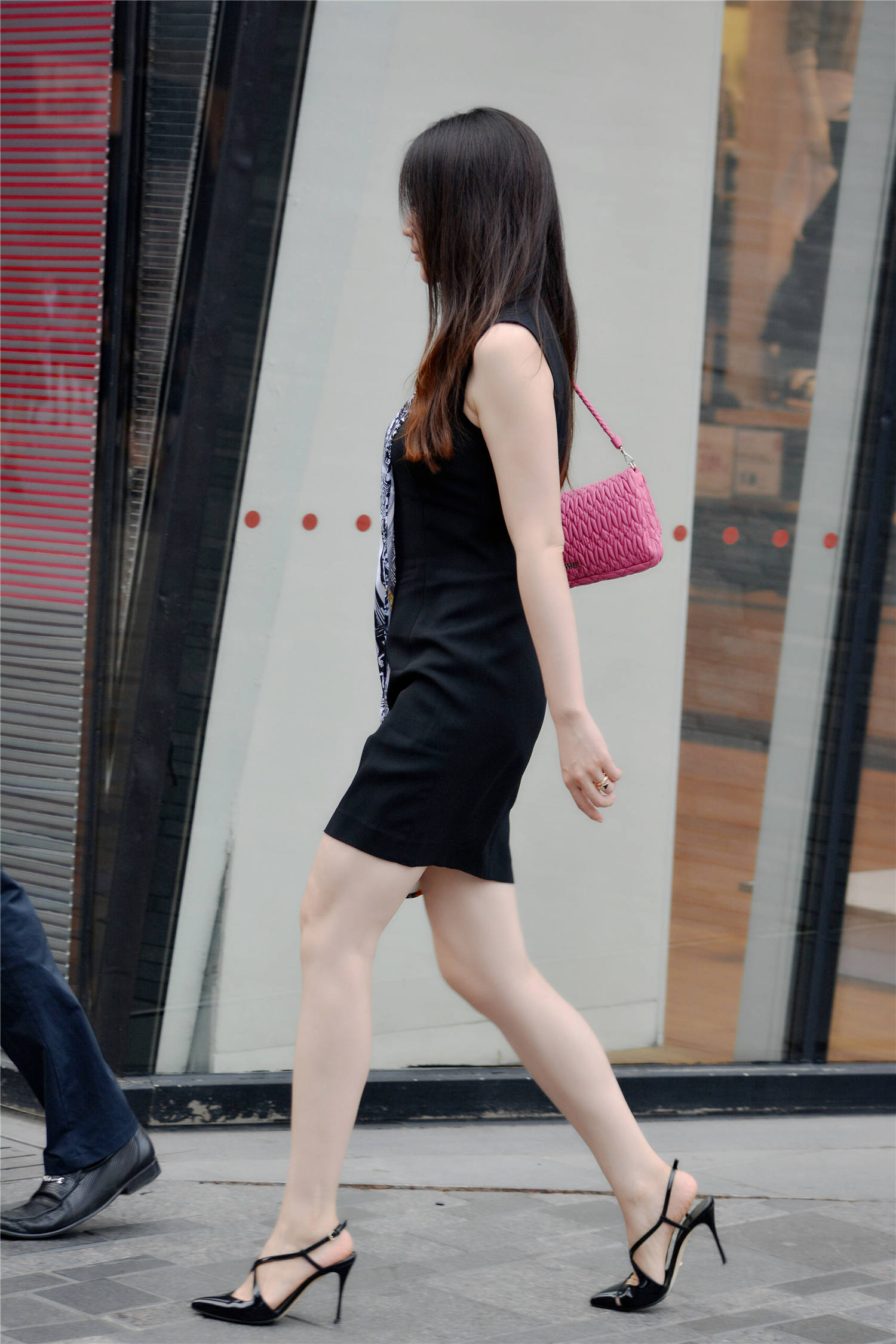 交叉带细高跟凉鞋,搭配拼接色连衣裙,简单服装,衬托时尚气质