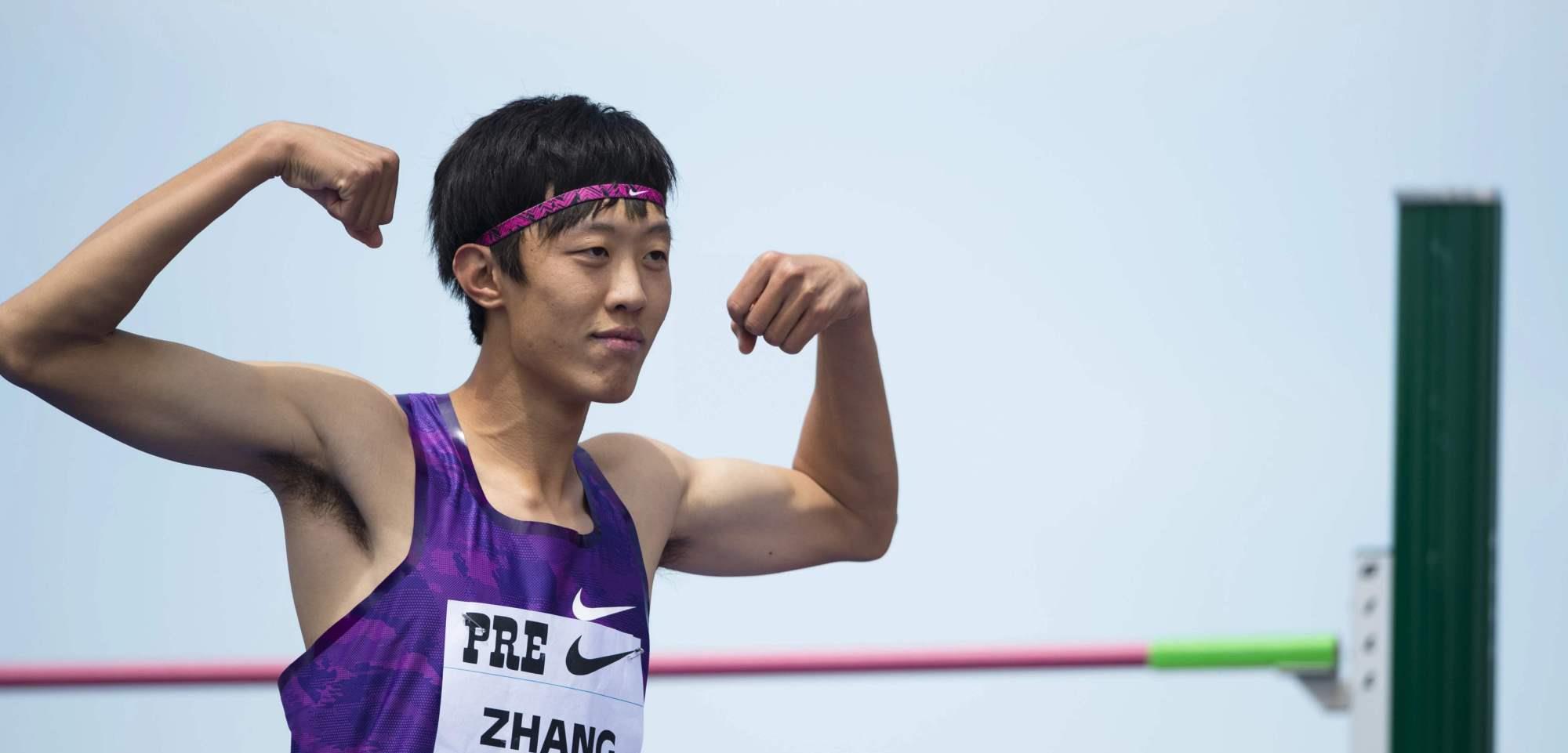 太牛了张国伟用脚扣篮致敬乔丹退役后已彻底疯狂了