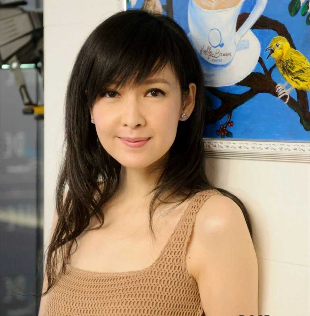 穿吊带连衣裙大秀完美身材,优雅高贵