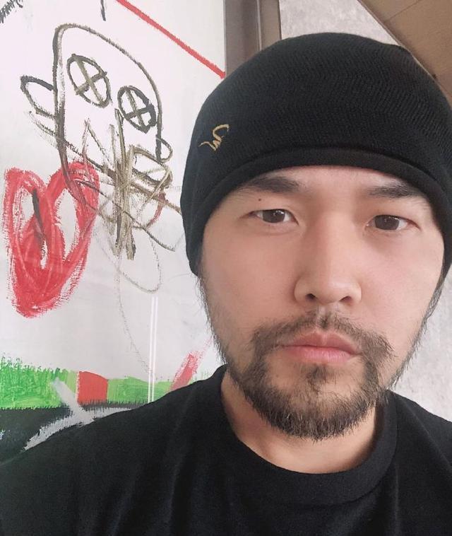 41岁周杰伦变"周三岁"!穿黑色卫衣装肌肉男,满脸络腮胡好沧桑