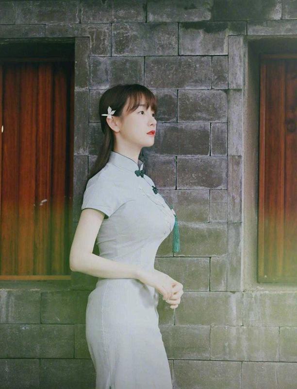 张檬是曲线女神吗?穿青色旗袍配半扎发型凹造型,昂首挺胸真美